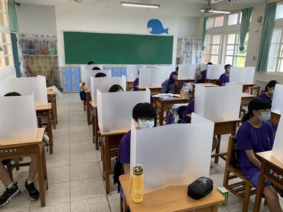 學生使用午餐隔板4